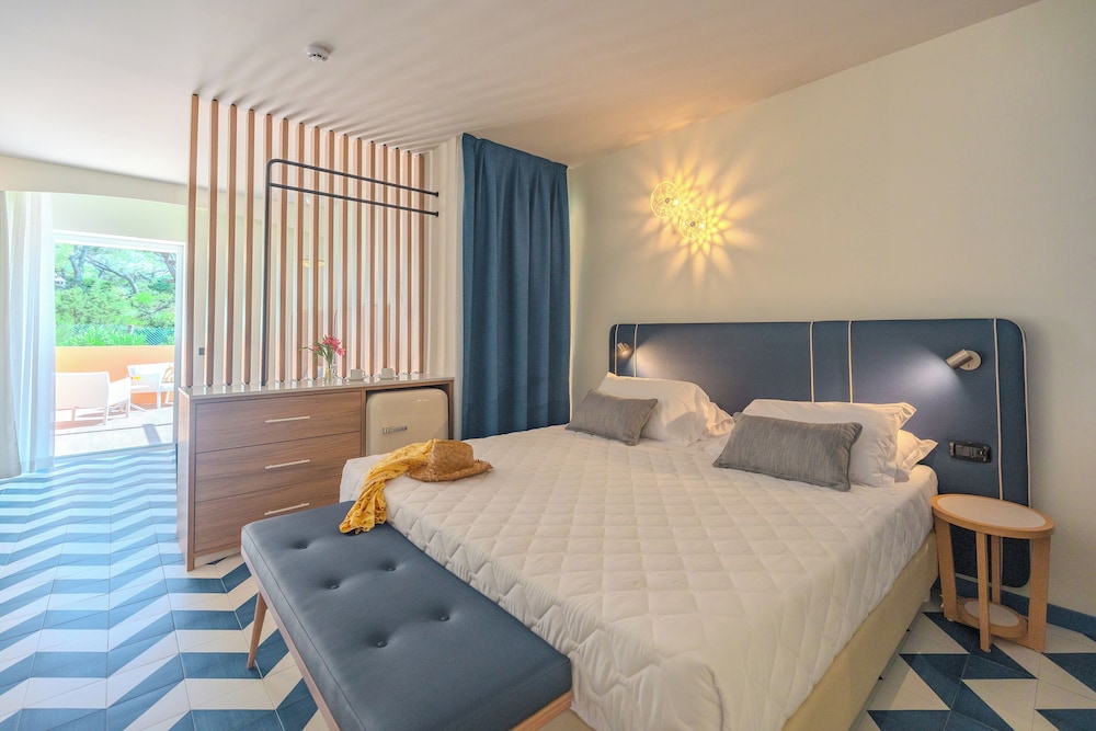 Premium Room, 1 King Bed with Sofa bed, Jetted Tub, Park View photo 1