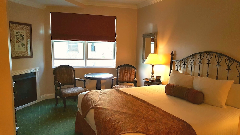 Deluxe Room, 1 King Bed, Fireplace - Photo 3