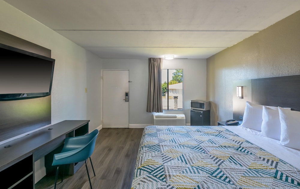 Deluxe Room, 1 King Bed, Smoking, Refrigerator & Microwave photo 2