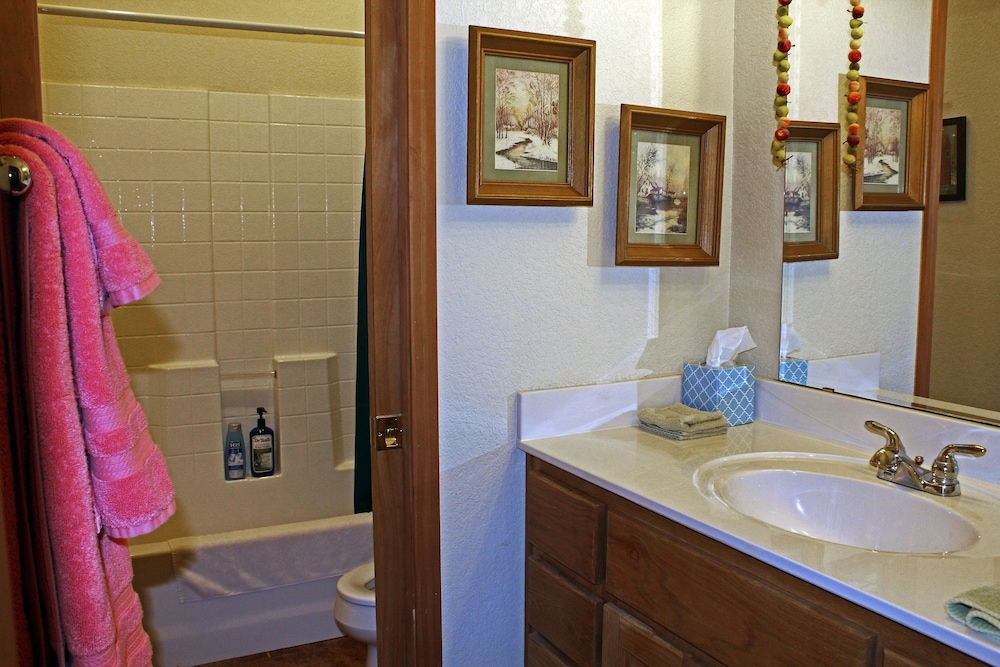 Signature Room, 1 Queen Bed, Patio, Hill View (Angellique) photo 3