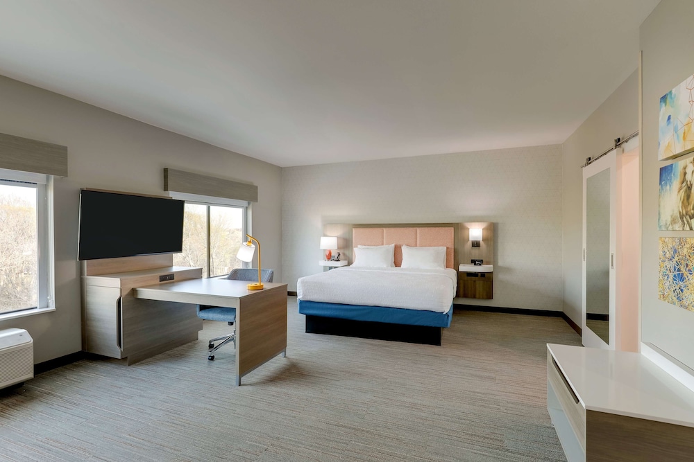Studio, 1 king bed, Accessible (Hearing) - Photo 10