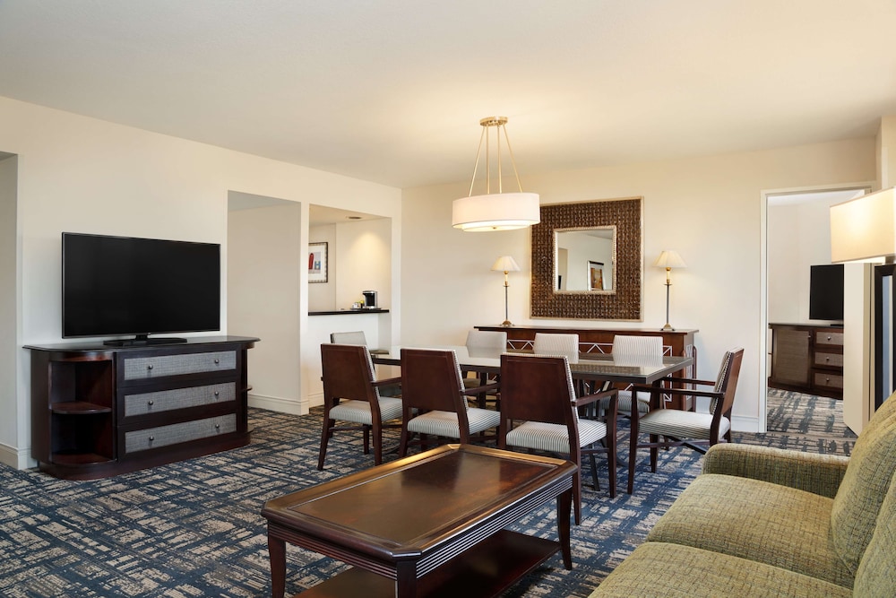 Deluxe Room, 1 King Bed, Accessible (Roll-In Shower) thumbnail 6