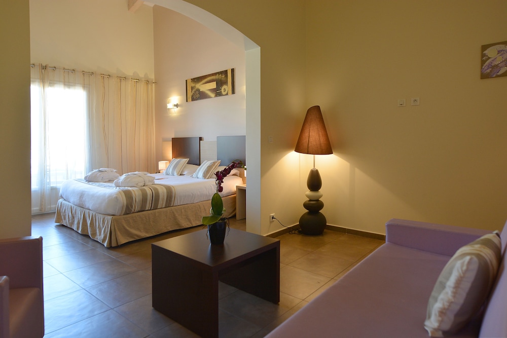 Deluxe Junior Family Room - Photo 4