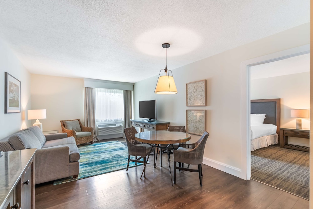 Suite, 1 King Bed, Non Smoking, Refrigerator & Microwave - Photo 1