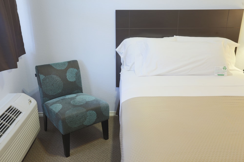 Standard Room, 1 King Bed - Photo 2