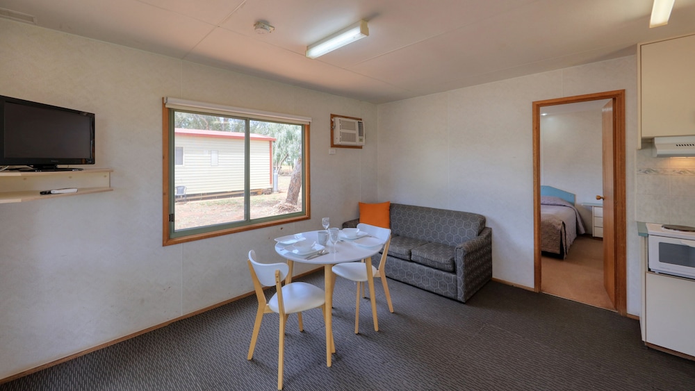 3 Star - 1 Bedroom Cabin photo 2