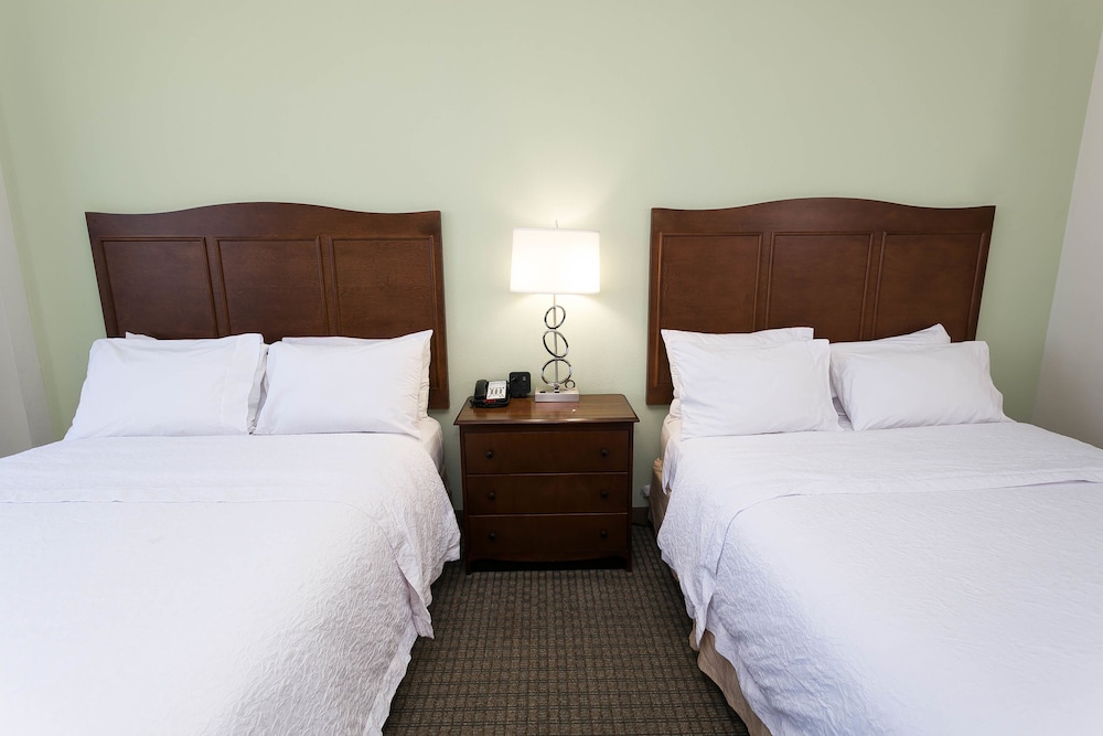2 Queen beds, balcony, no beach view - Photo 3