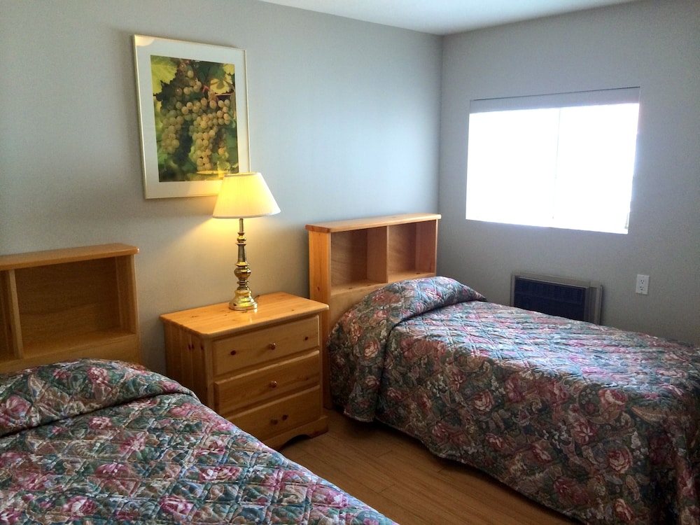 Standard Room, 2 Queen Beds photo 3