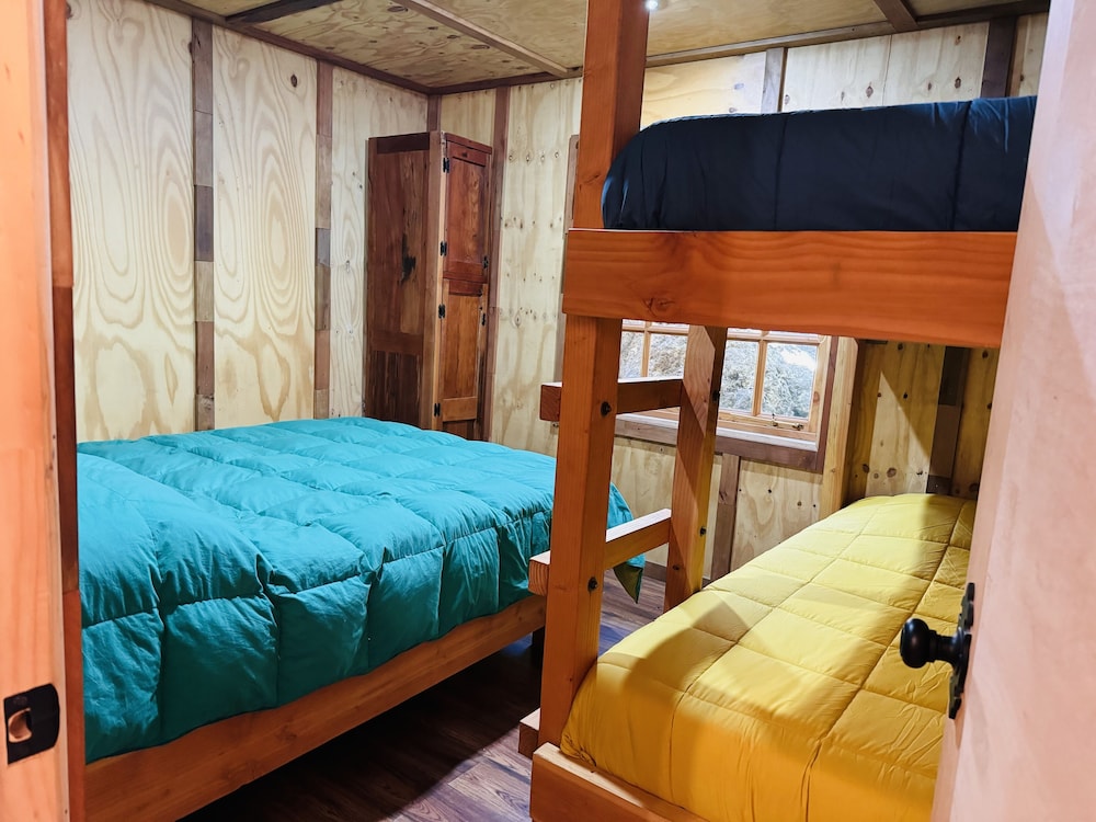 Family Cabin, 2 Bedrooms, Hot Tub, Mountain View photo 1