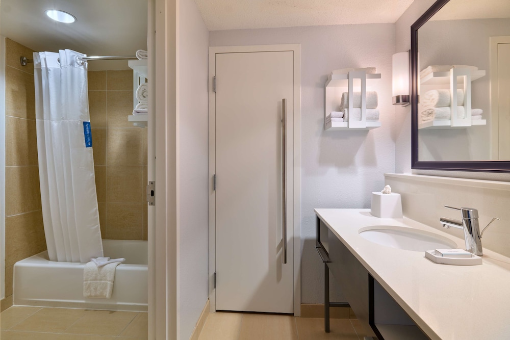 Suite, 1 King Bed, Non Smoking - Photo 6