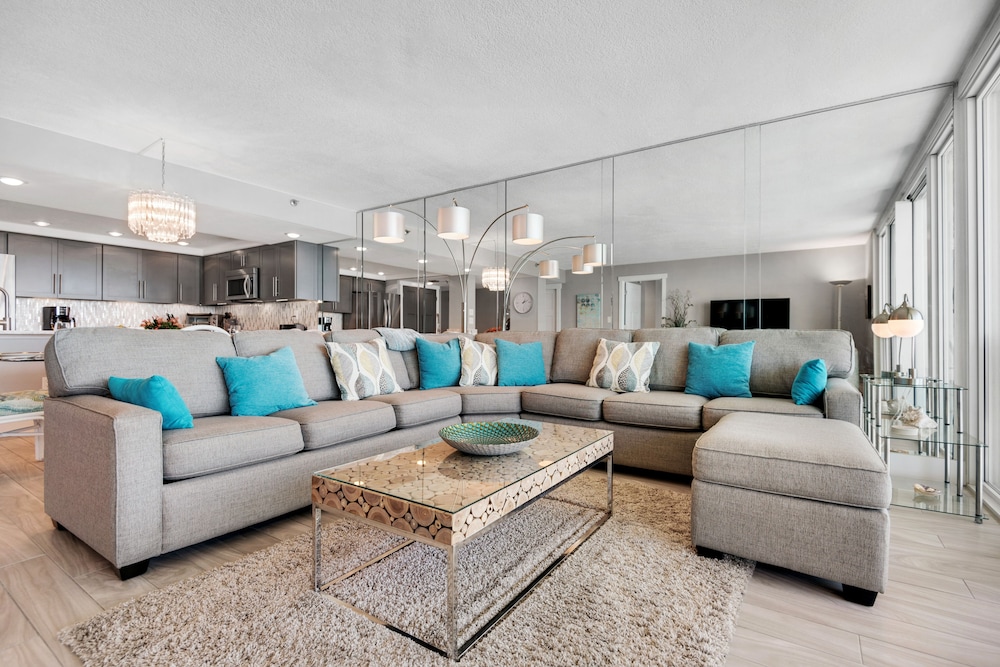 Deluxe Condo, 3 Bedrooms, Beachfront photo 1