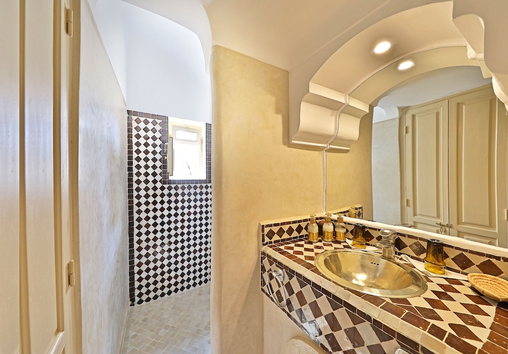 Standard Twin Room - Photo 3