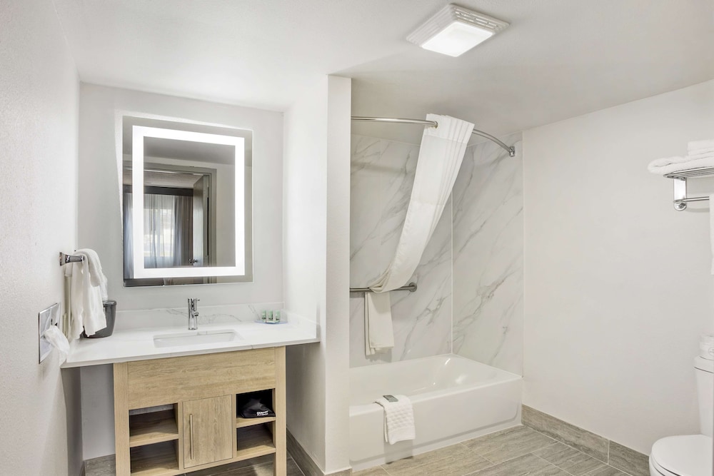Standard Room, 1 Queen Bed, Accessible, Bathtub - Photo 1