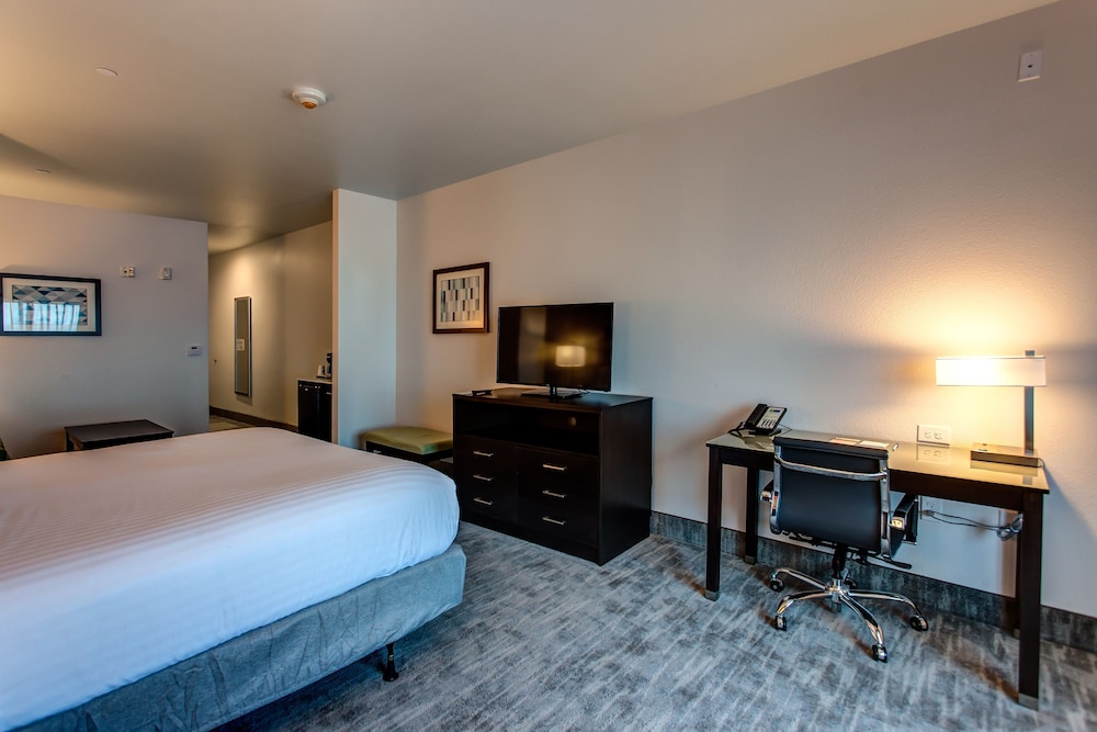 Suite, 1 King Bed, Accessible (Comm, Tub) photo 3