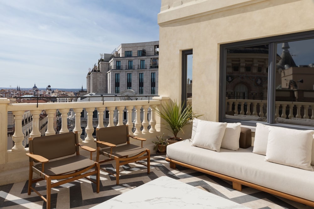 Suite, 1 King Bed, Non Smoking, View (Balcony) thumbnail 5