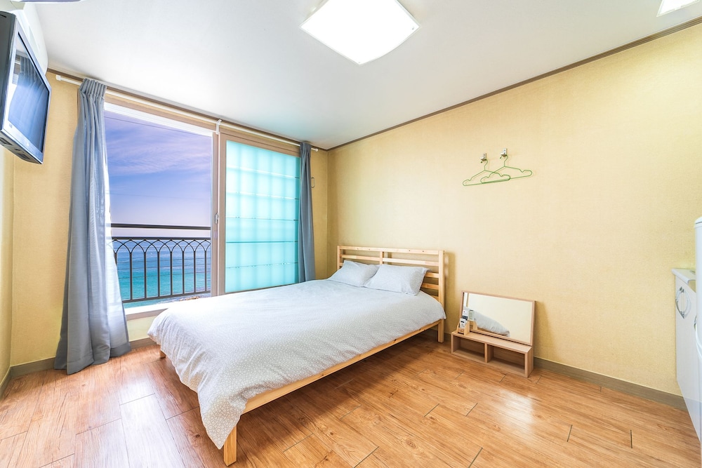 Room, 1 Double Bed, Ocean View (No in-room BBQ) photo 1