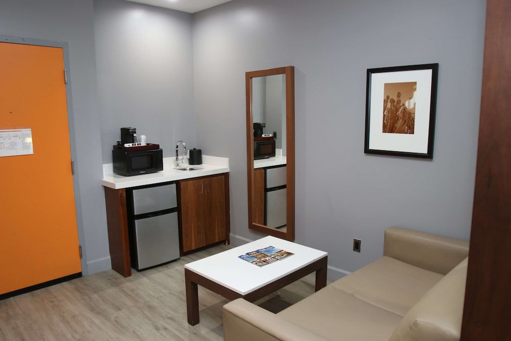 Basic Room, 2 Queen Beds, Non Smoking - Photo 6