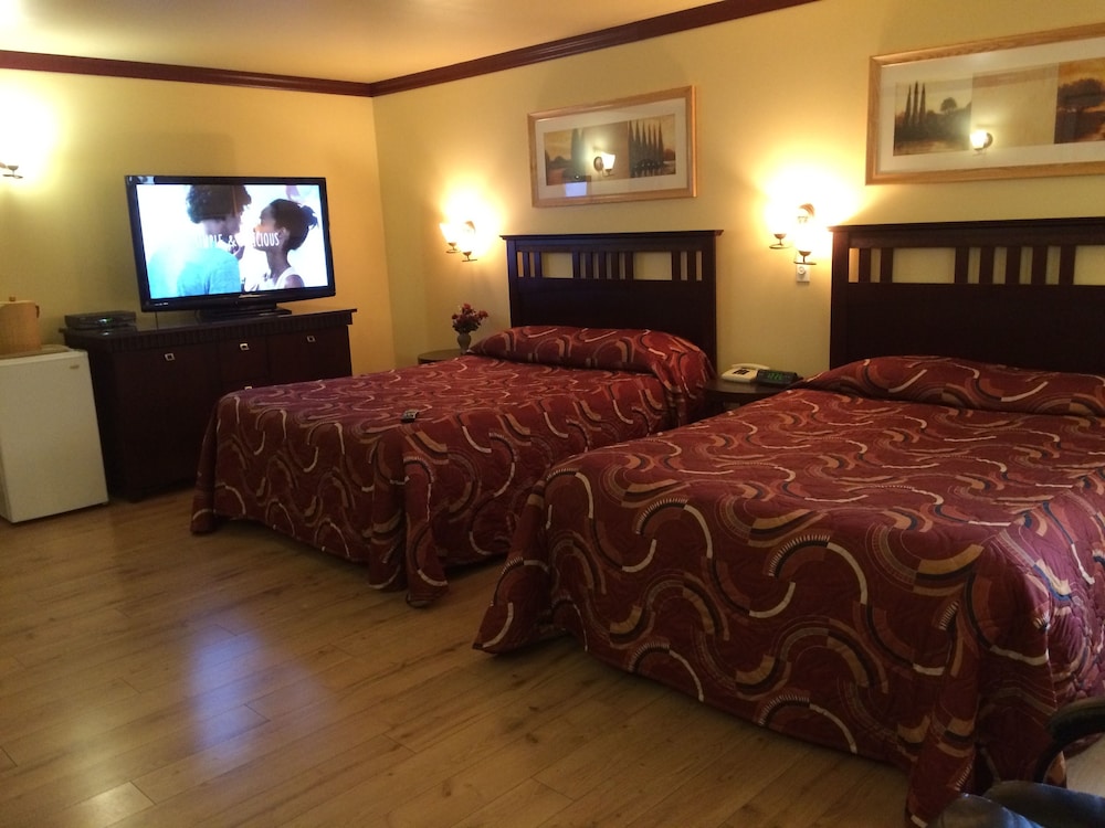 Family Room (basement), 2 Queen Beds and 1 Double Bed photo 1