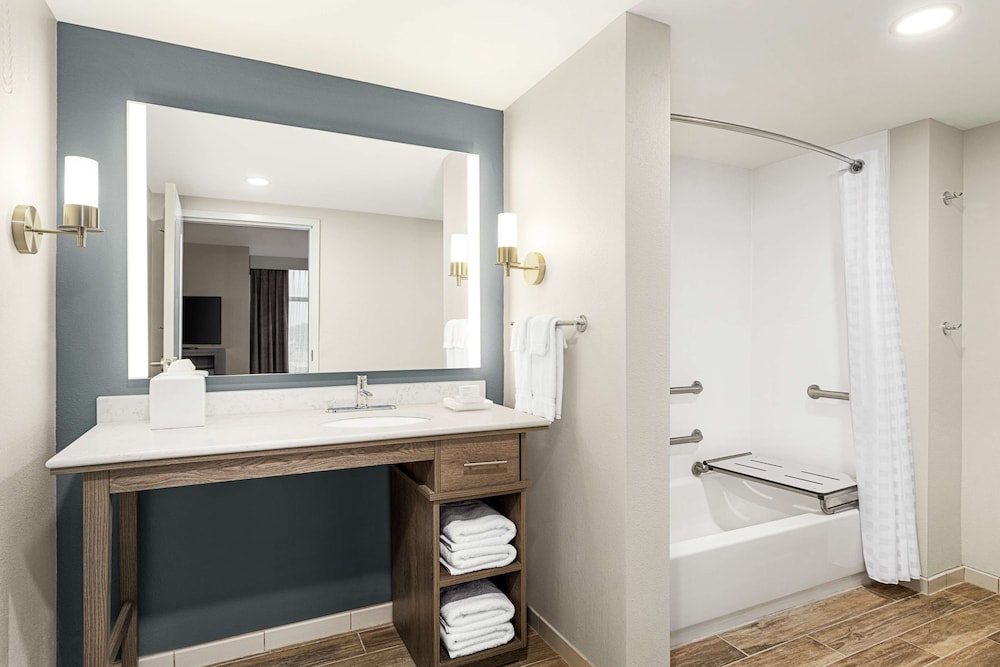 Suite, 1 King Bed, Accessible (Hearing, Nonsmoking) - Photo 4
