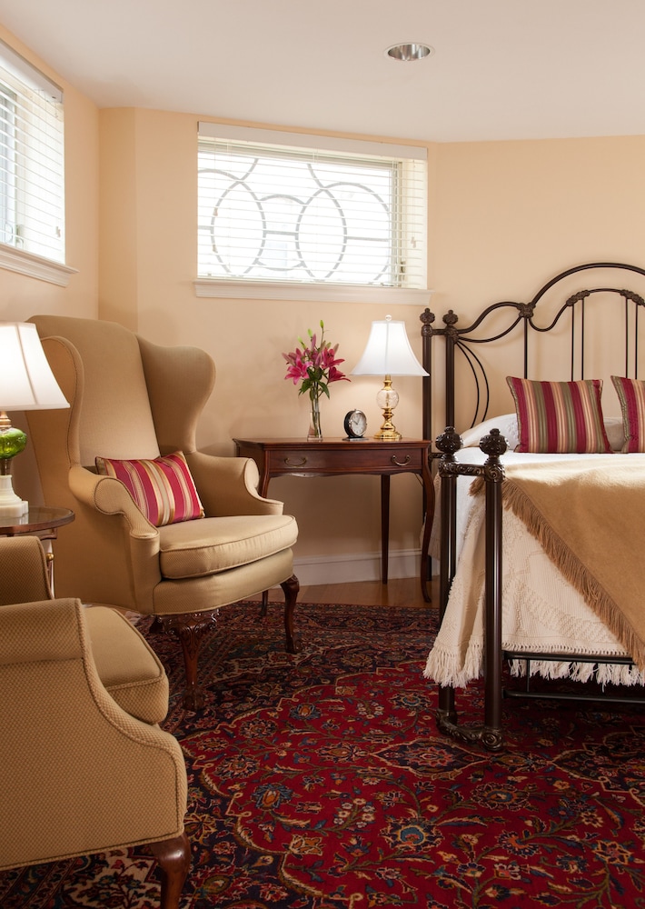 Standard Room, 1 King Bed photo 3