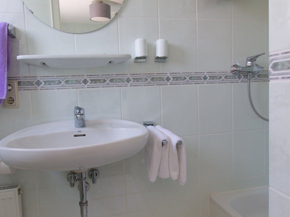 Basic Double Room, Ensuite photo 2