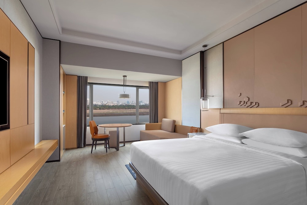 Premium Room, 1 King Bed, River View photo 2