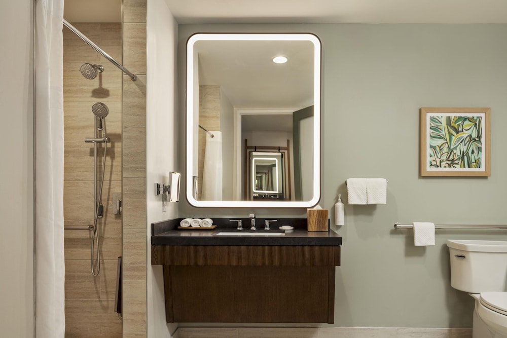 Room, 1 King Bed, Accessible, Resort View (Palace, Roll-In Shower) thumbnail 5