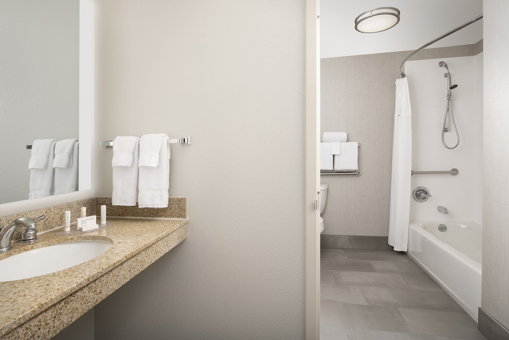 Suite, 1 Bedroom (Mobility Accessible, Tub) - Photo 2