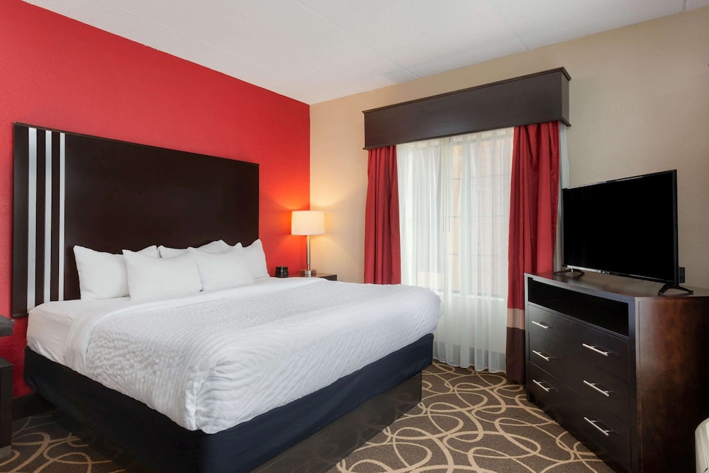 Room, 1 King Bed, Accessible, Non Smoking (Mobility/Hearing Impaired Accessible) - Photo 2
