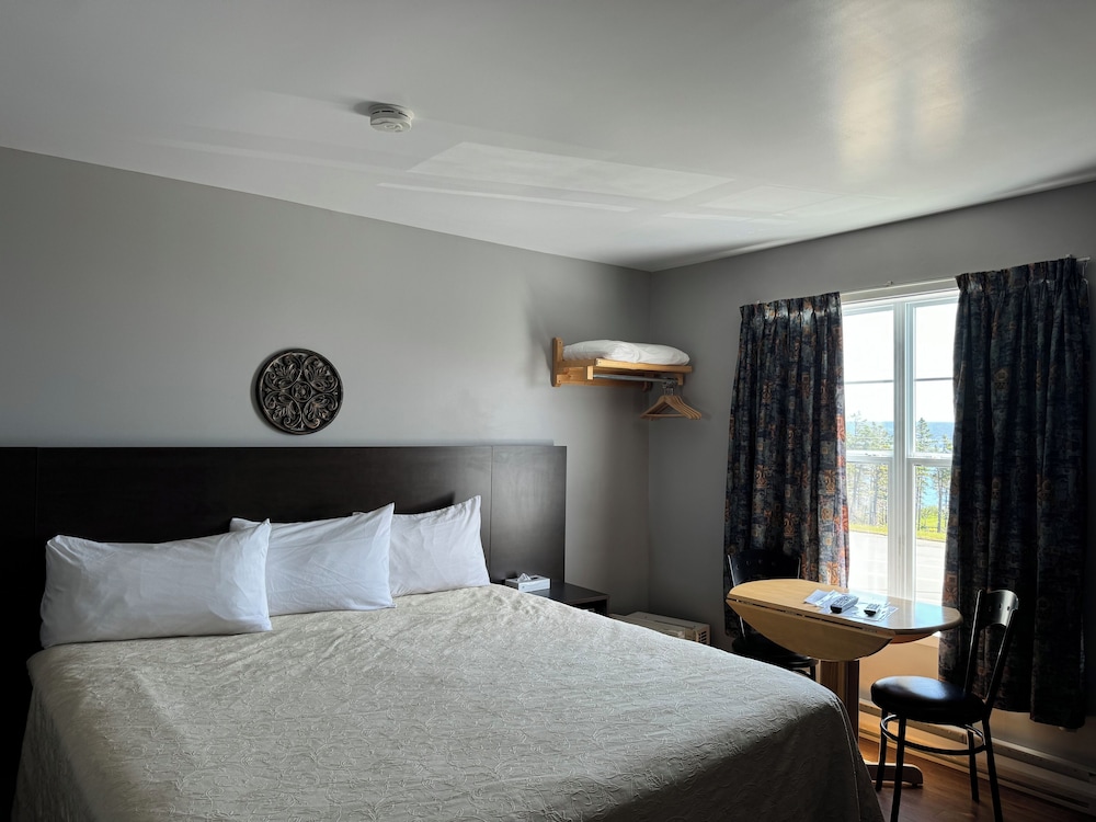 Standard Room, 1 Queen Bed photo 2