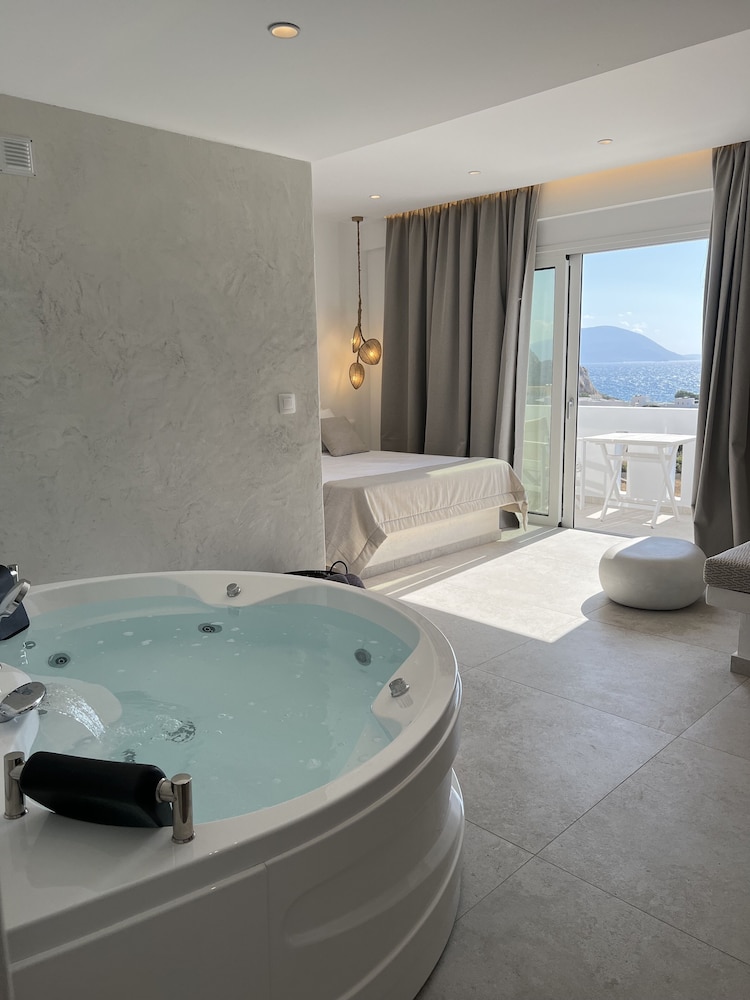 Luxury Suite with Indoor Jetted Tub & Sea View photo 1
