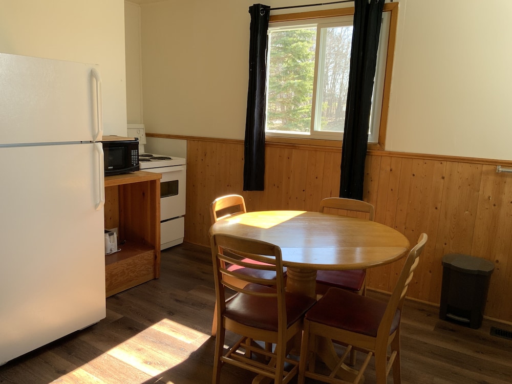 Standard Cottage, 2 Bedrooms, Fireplace, Lake View (Algonquin)