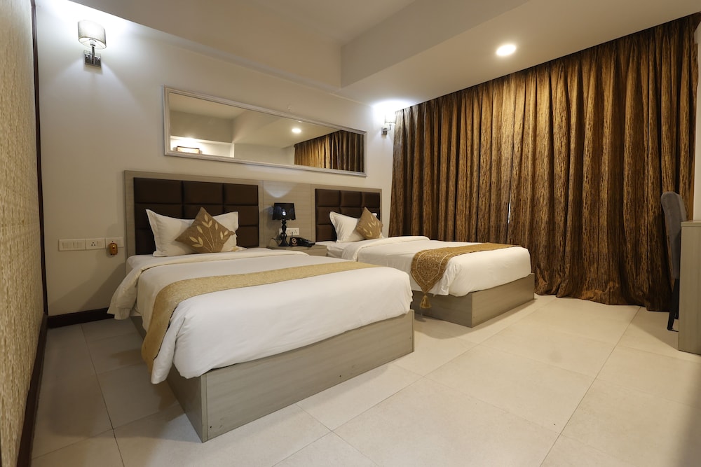 Suite with separate living area - High Floor - Photo 13