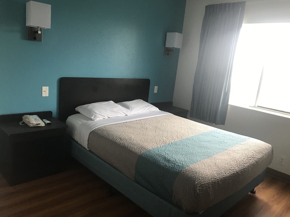Standard Room, 1 Double Bed, Non Smoking (ADA Shower/Tub combo) photo 2