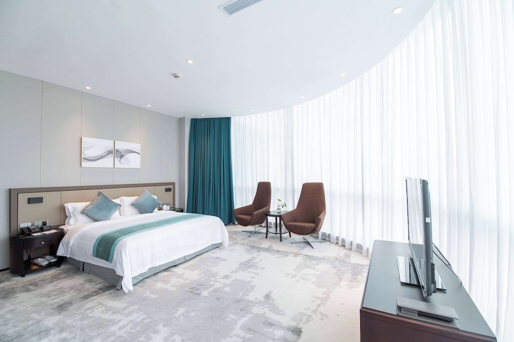 Executive Suite, 1 King Bed, Smoking photo 2