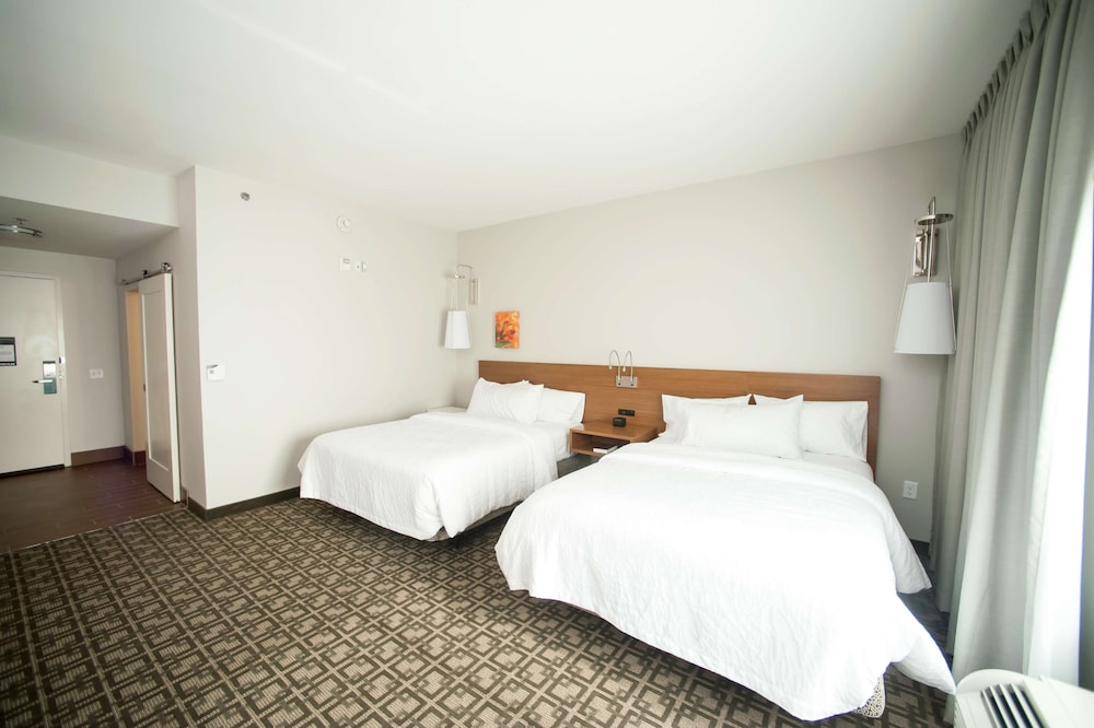 Room, 2 Queen Beds, Non Smoking, Bathtub