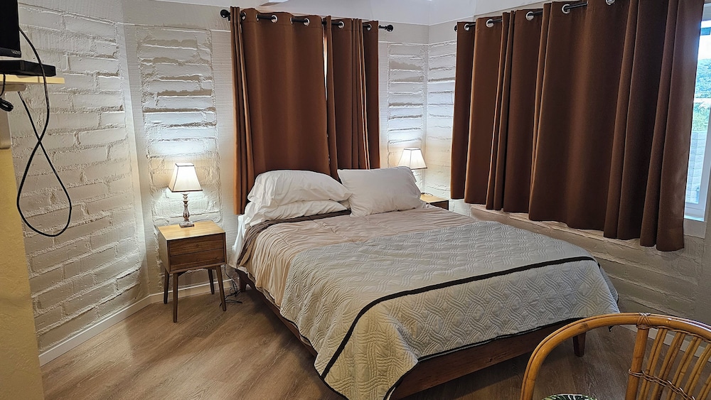 Premium Queen room 1 Queen Bed, Refrigerator & Microwave, Mountain View photo 3