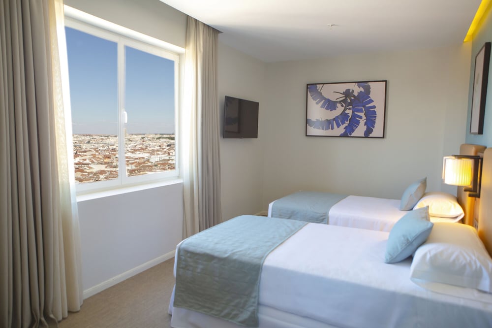 Deluxe Room (Twin) - Photo 9