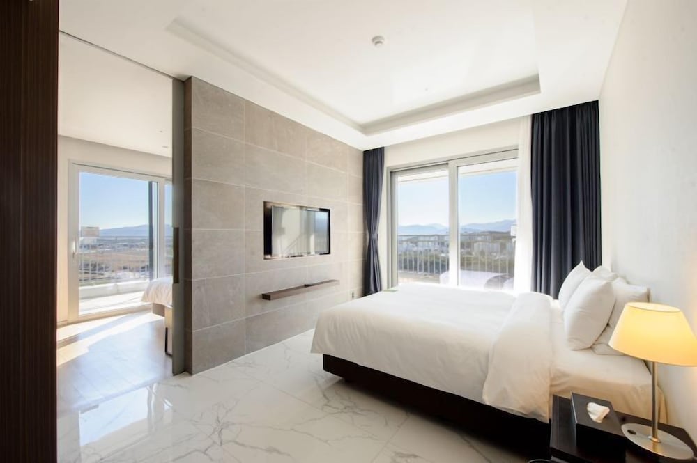 Junior Suite, Partial Ocean View (Executive Lounge for 4 people) photo 2