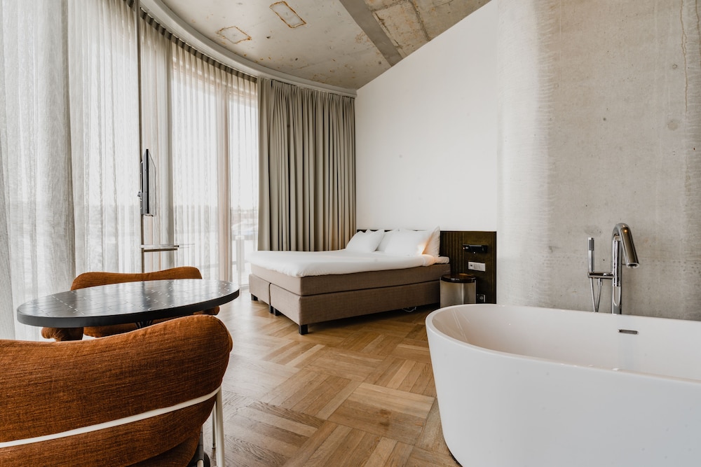 Panoramic Suite, 1 King Bed, Lake View