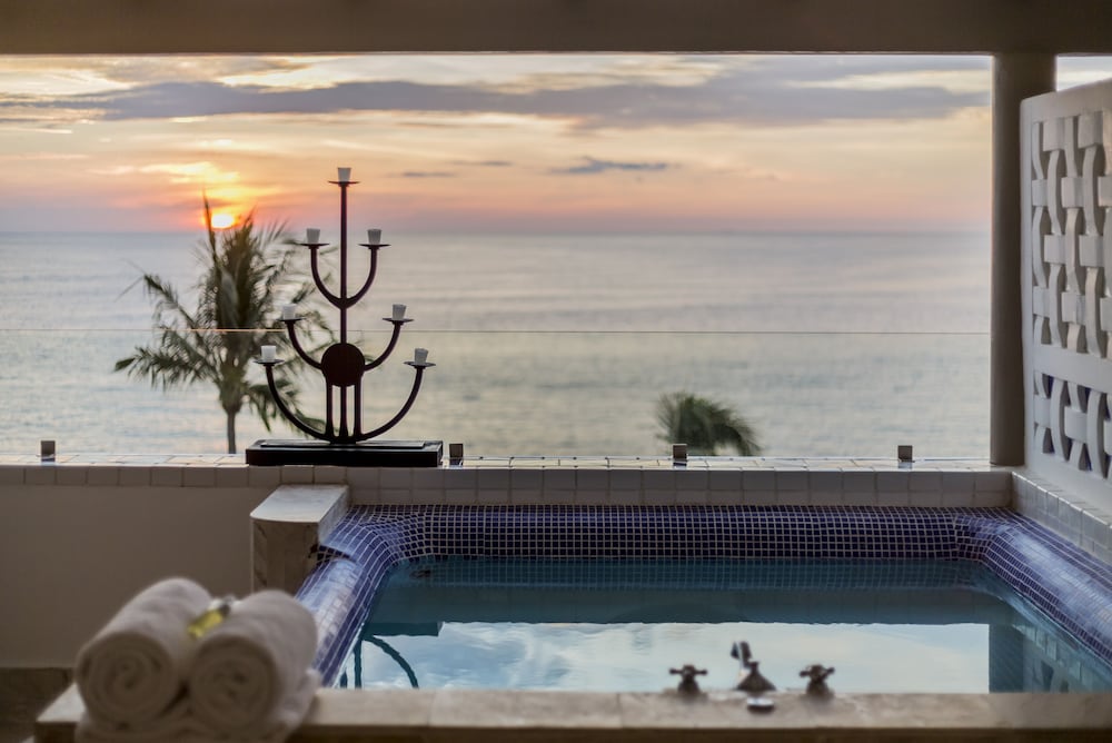 Honeymoon Oceanfront Suite With Jacuzzi