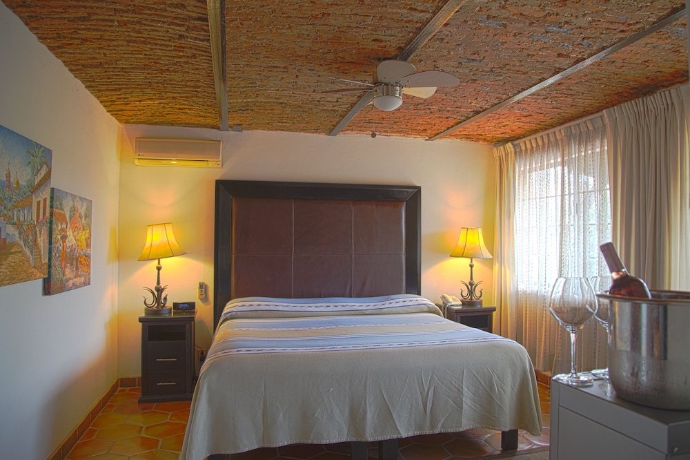 Deluxe Room, 1 King Bed, Non Smoking, Bathtub (Deluxe King), photo 6