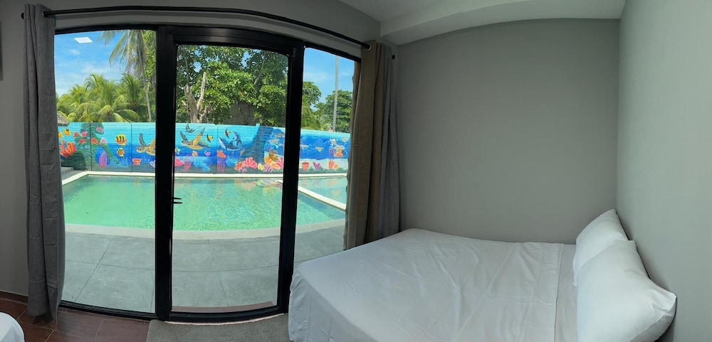 Family Double Room, Pool View