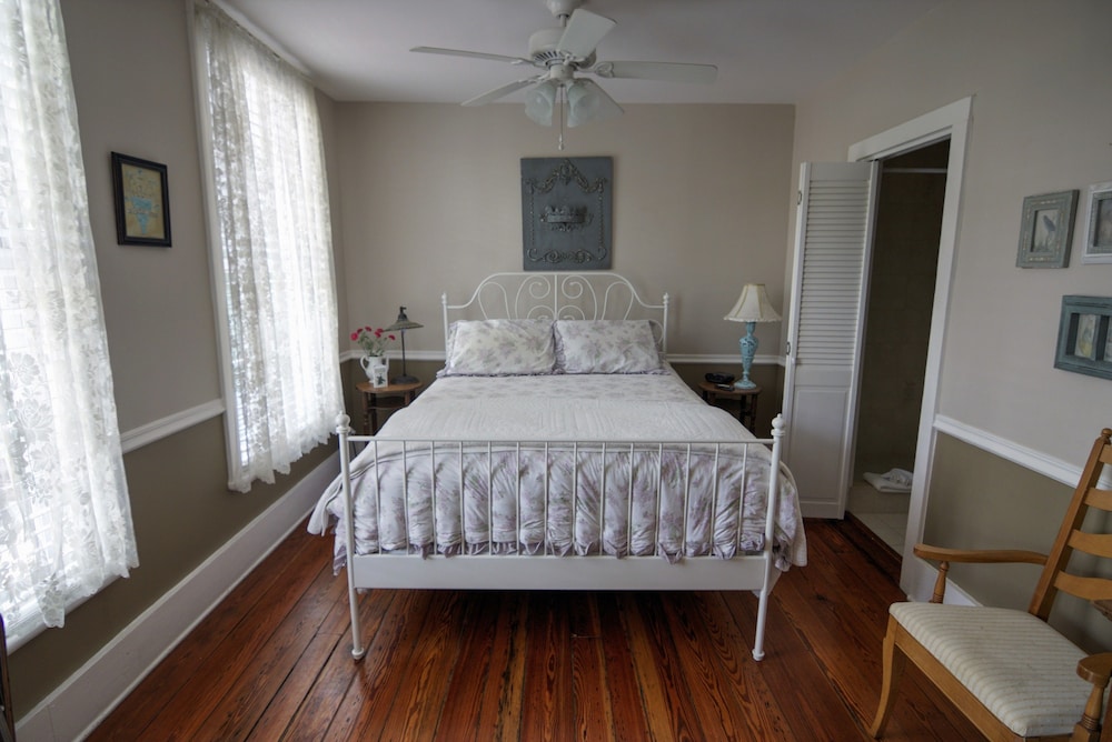 Standard Room, 1 Queen Bed photo 3
