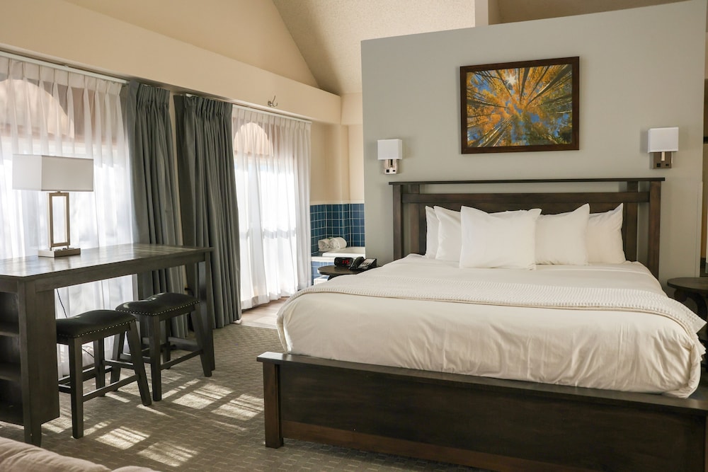 Premier Suite, 1 King Bed - Photo 1