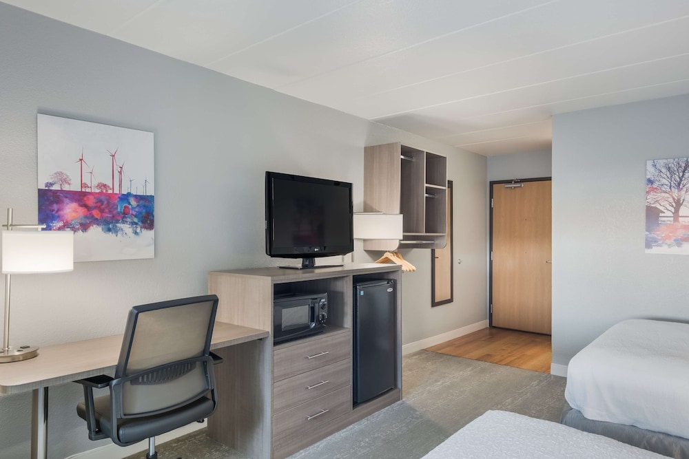 Standard Room, 2 Queen Beds, Accessible, Refrigerator & Microwave (Walk-in Shower) - Photo 4