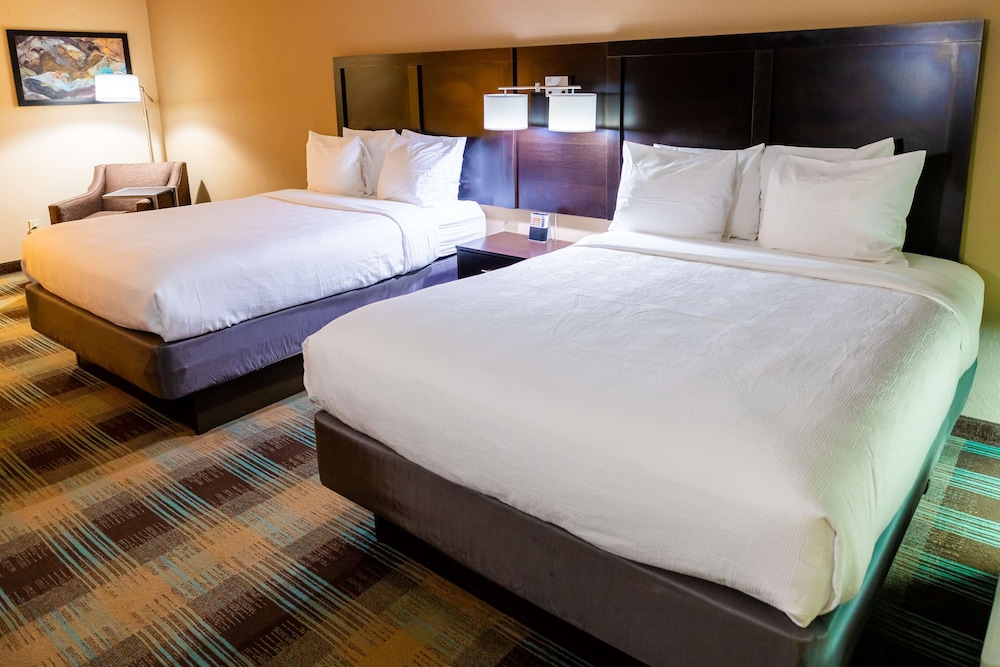 Standard Room, 2 Queen Beds, Non Smoking, Refrigerator & Microwave - Photo 1