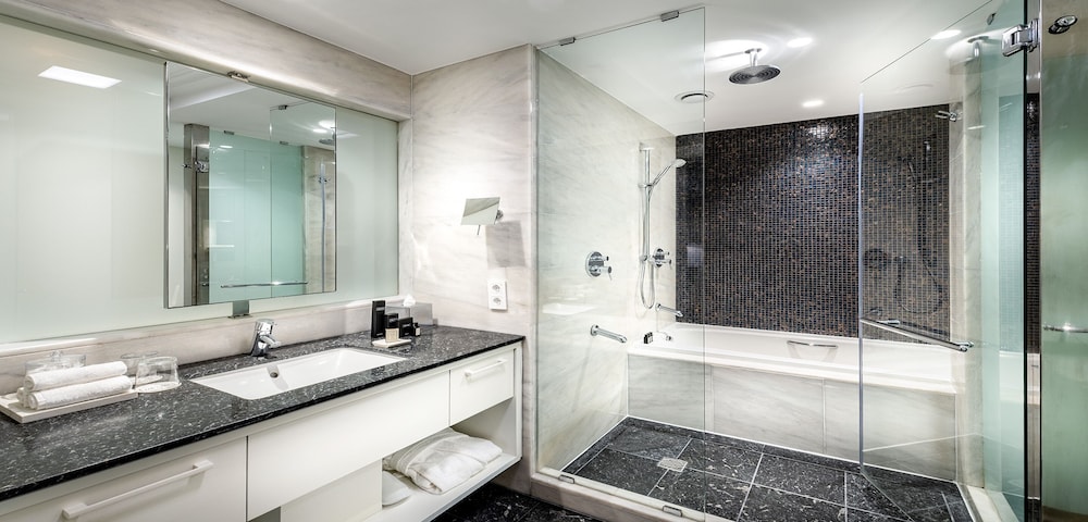 Deluxe Double Room thumbnail 5