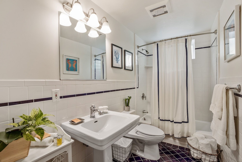 Deluxe King, Private Bathroom, Non Smoking photo 3