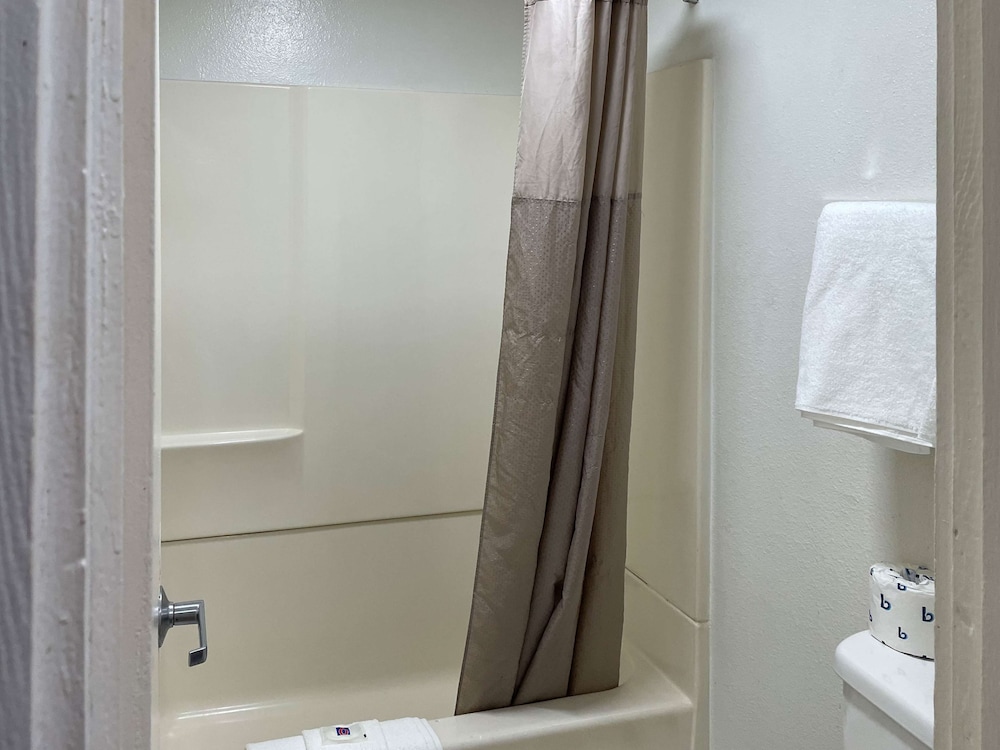 Deluxe Room, 1 King Bed, Non Smoking photo 3